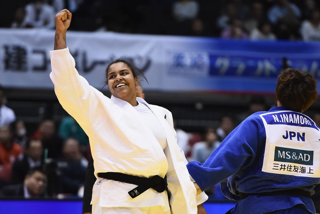 TOKYO, JAPAN - DECEMBER 03:  Maria Suelen Altheman (white) of Brazil celebrates victory against Nami Inamori (blue) of Japan in the Women's +78kg Bronze Final during day two of the Judo Grand Slam Tokyo at Tokyo Metropolitan Gymansium on December 3, 2017  (Foto: Getty Images)