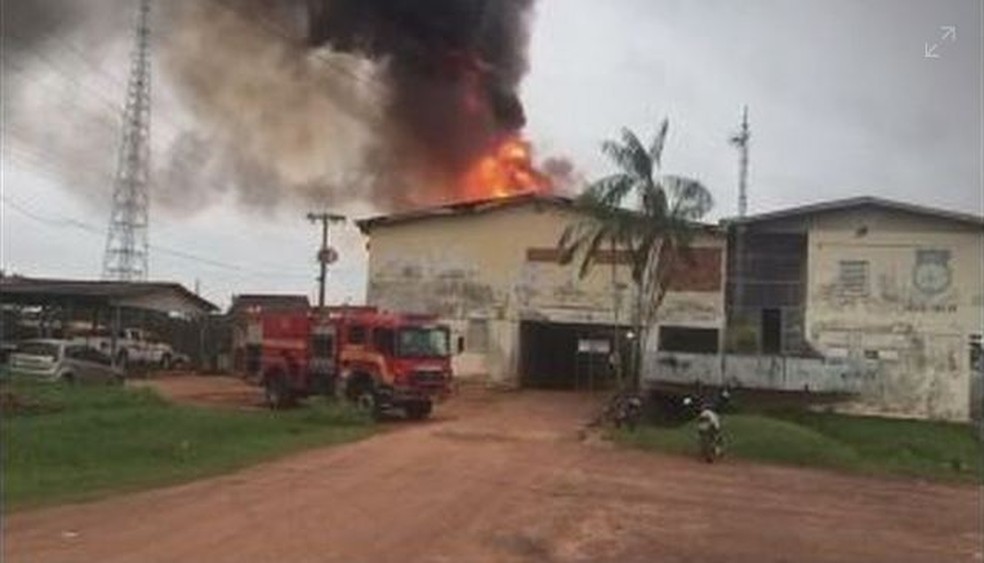 Detentos colocaram fogo na unidade na manhã desta quarta-feira (7)  (Foto: Arquivo Pessoal)