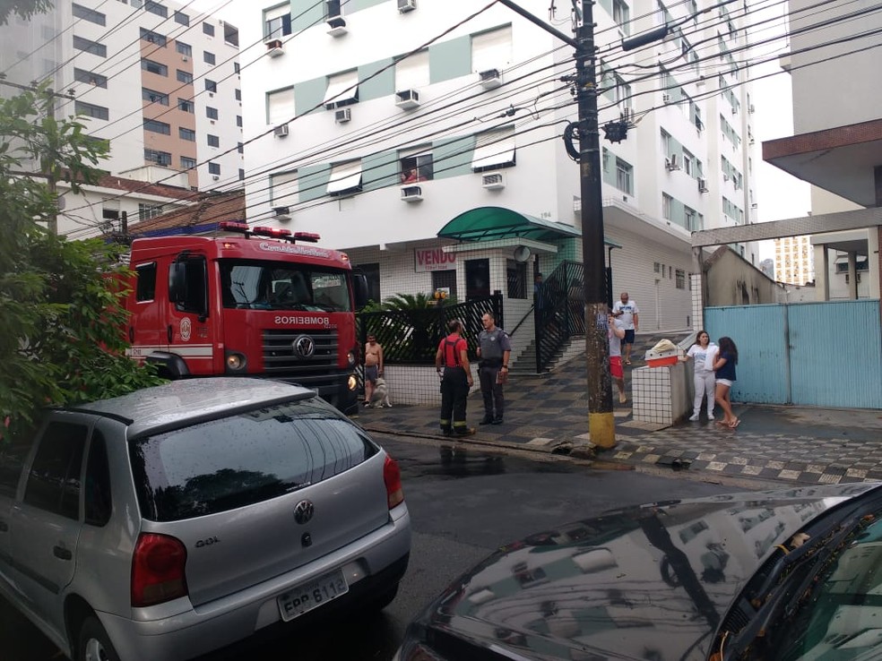 Incêndio atinge apartamento no canal 3, em Santos — Foto: Axel Júnior/G1