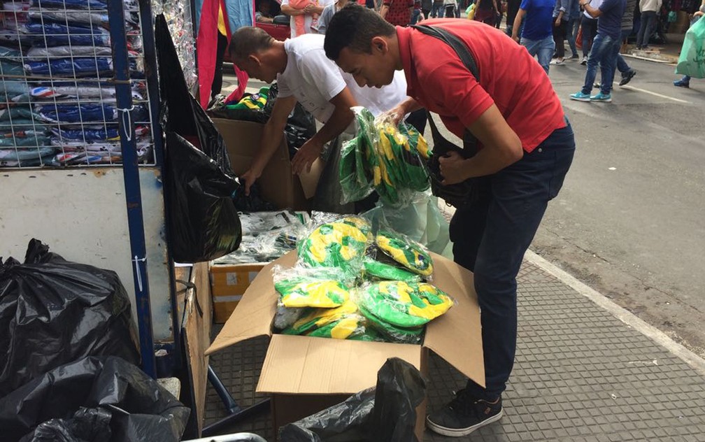 Silva recolhe chapeus e diz que vai expor produtos novamente na Copa AmÃ©rica (Foto: Roney Domingos/ G1)