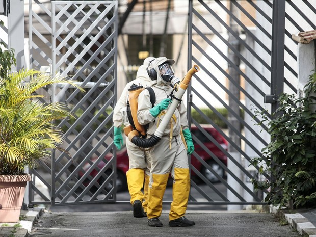 Agentes da Vigilância Ambiental atuam no combate à dengue no bairro da Vila Mariana, na zona sul de São Paulo (Foto: Alê Frata/ Estadão Conteúdo)