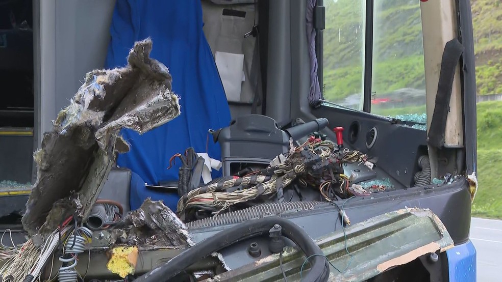Vidro foi destruído após ônibus bater em caminhão na Rodovia dos Bandeirantes, em SP — Foto: Reprodução/TV Globo