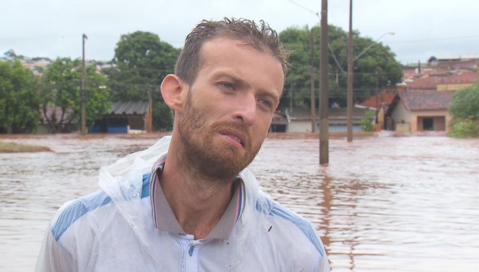 Ederson conta que tentou salvar o pai quando a casa foi invadida pela enchente em Jaú  — Foto: Marcelo Risso/ TV TEM 