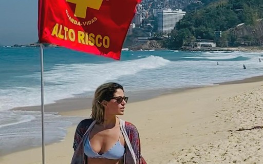 Carol Castro curte dia de praia no Rio com Bruno Cabrerizo