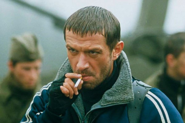 O ator russo Vladimir Mashkov em cena de Atrás das Linhas Inimigas (2001) (Foto: Reprodução)