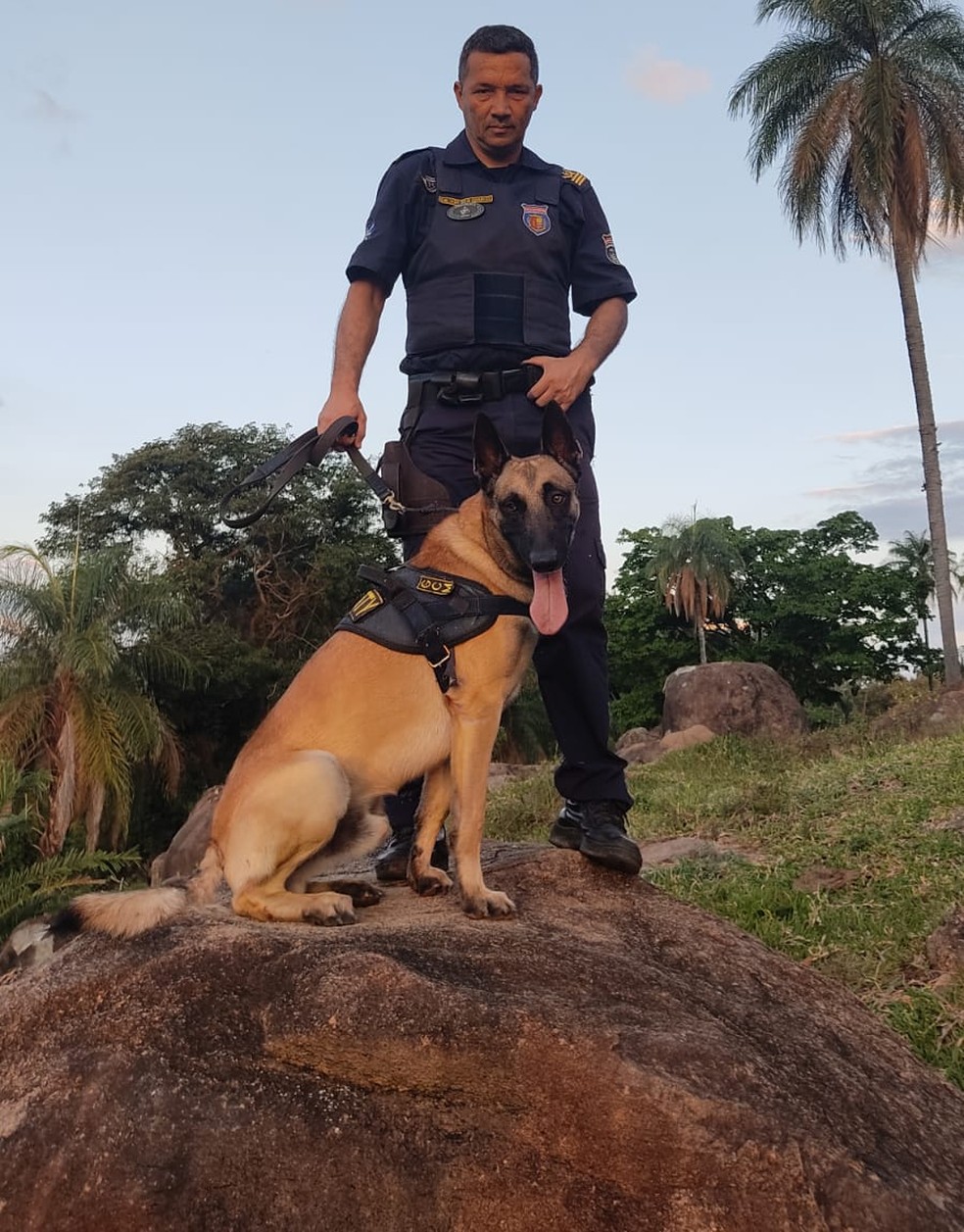 O GCM Charles Rodrigo Cruz com o cão Scotty, que ajudou a polícia no crime de São João da Boa Vista — Foto: Guarda Civil Municipal/Divulgação