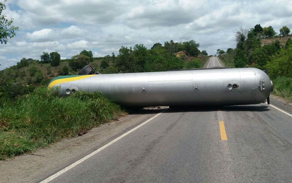 Caminhão tanque tombou e interditou trecho da BR-101 (Foto: Divulgação/PRF)