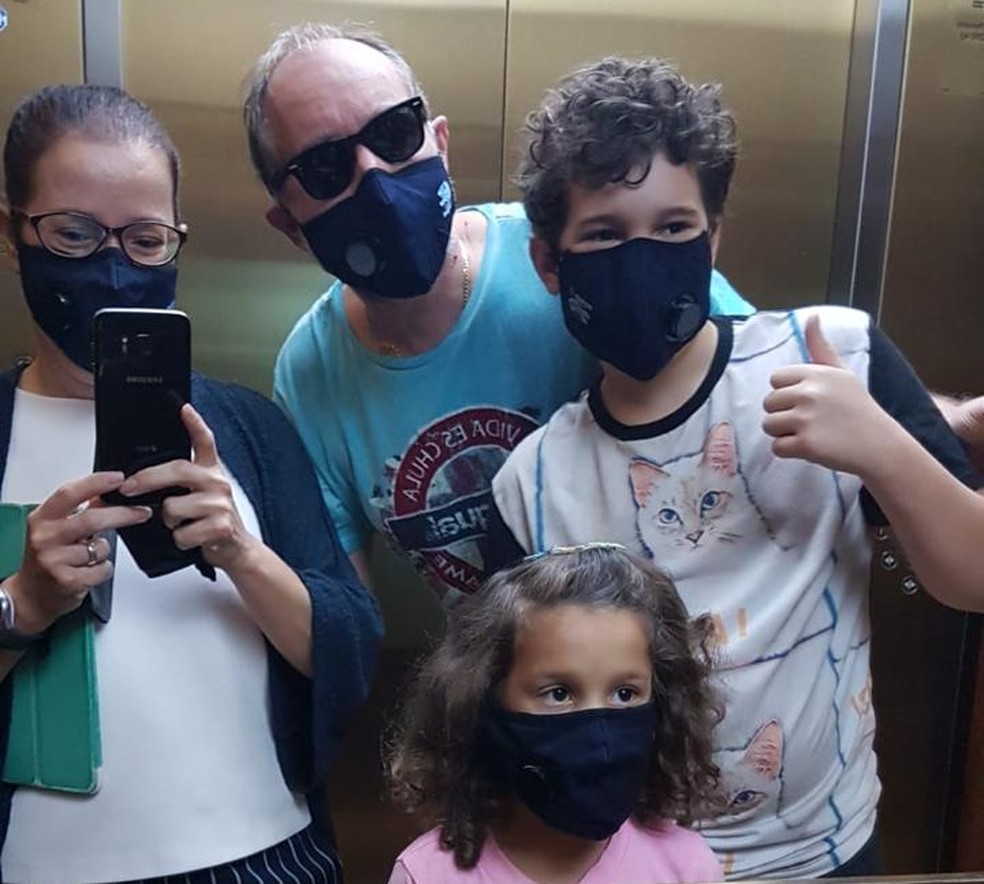 Raquel Pfister com a família de máscara em elevador no Catar durante a pandemia de covid-19 — Foto: Arquivo pessoal