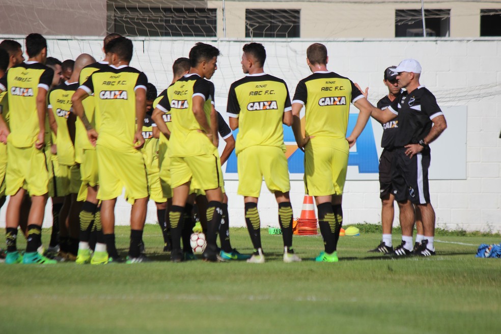 Itamar Schülle conversa com os jogadores no treino do ABC (Foto: Diego Simonetti/Blog do Major)