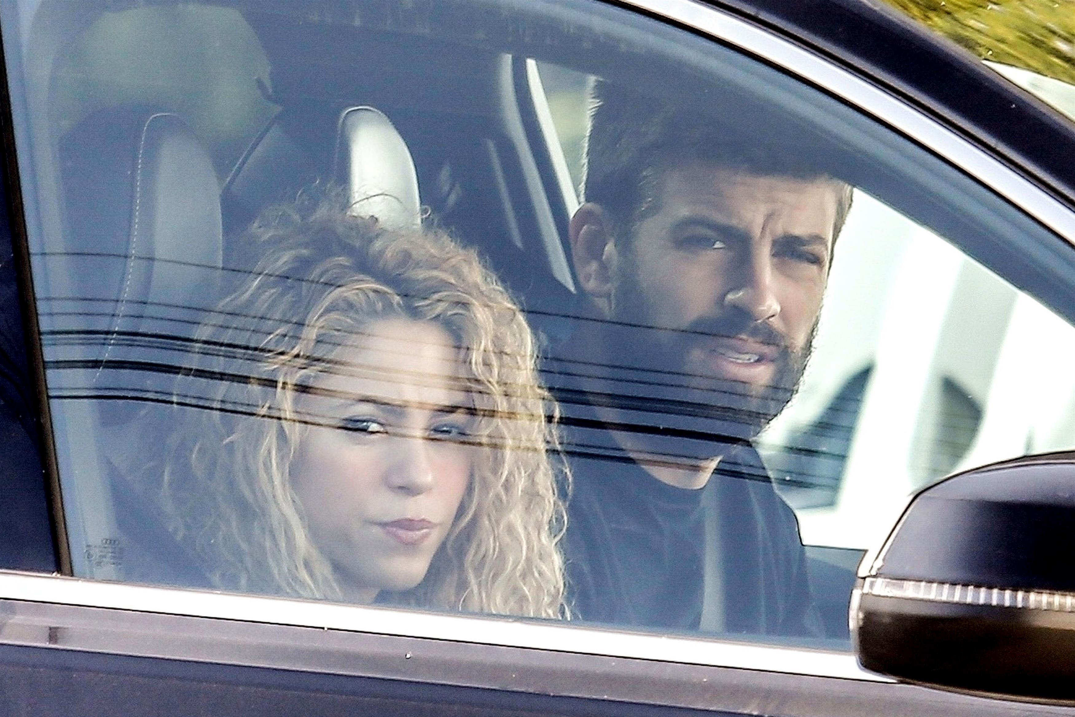 Em meio a boatos de separação, Shakira e Piqué são flagrados juntos (Foto: BACKGRID)