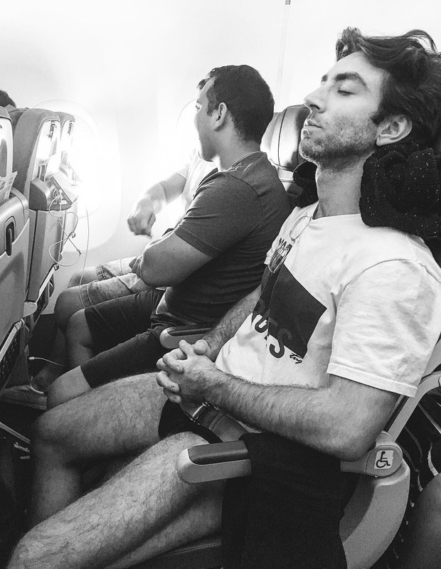 Rodrigo Pandolfo tira as calças em voo (Foto: Reprodução/Instagram)