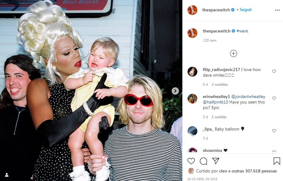 Icônica foto em que posam juntos Dave Grohl, RuPaul, Frances Bean (no colo) e Kurt Cobain (Foto: Reprodução / Instagram)