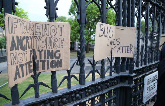 LONDON, ENGLAND - JUNE 03: Banners are seen as protesters take to the streets to march in solidarity with the Black Lives Matter (BLM) movement and protest the killing of George Floyd, an unarmed black man who died last week after being pinned down by a w (Foto: Anadolu Agency via Getty Images)