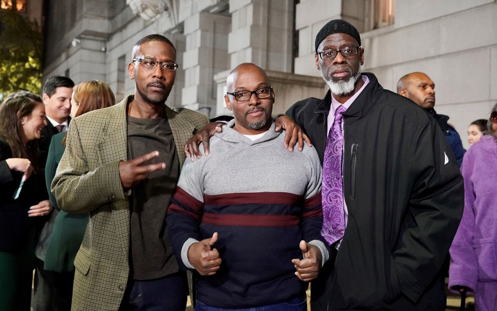 Alfred Chesnut, Andrew Stewart e Ransom Watkins posam para foto após serem libertados em Baltimore, na segunda-feira (25), após 36 anos de prisão — Foto: Todd Kimmelman/MIAP (Mid-Atlantic Innocence Project)/AFP
