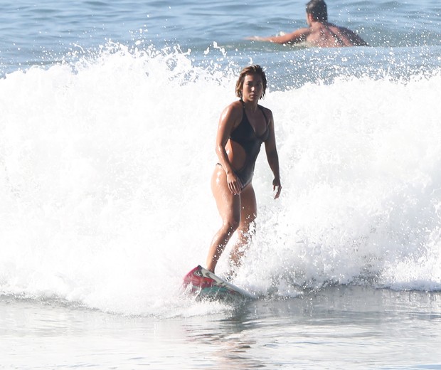 Danni Suzuki surfa no Rio (Foto: Dilson Silva/AgNews)