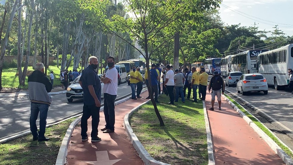 Protesto teve início por volta das 5h deste segunda-feira (22) na avenida Beira-Rio em João Pessoa — Foto: Walter Paparazzo/G1