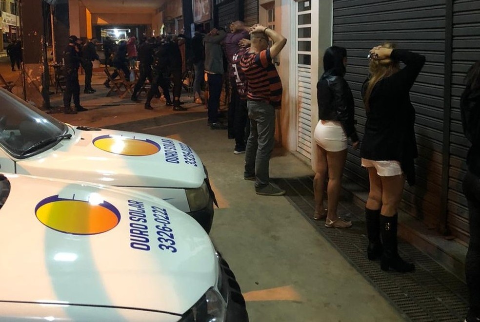 PM e DF Legal fechou dois bares que funcionavam como ponto de prostituição no DF — Foto: TV Globo/Reprodução 