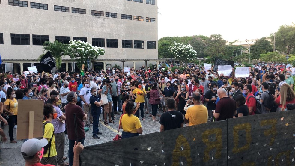 Protesto em frente a reitoria da UFPB, em Jo&atilde;o Pessoa &mdash; Foto: Raniery Soares/CBN Jo&atilde;o Pessoa