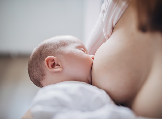 Bebê mamando (Foto: Getty Images)