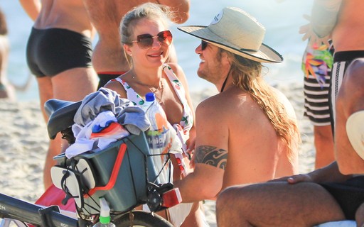 Diego Alemao genießt seinen Urlaub mit seiner Freundin am Strand von Rio-Quema
