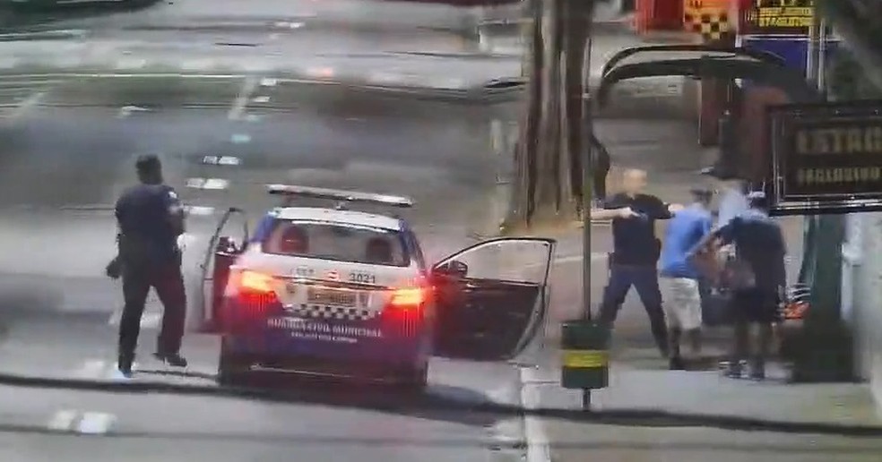 Trio é preso após tentar furtar estacionamento no centro de São José dos Campos, SP — Foto: CSI