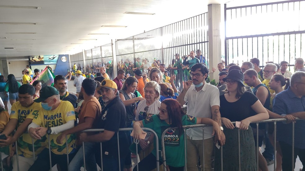 Apoiadores aguardaram o presidente Jair Bolsonaro no aeroporto de Fortaleza — Foto: Fernanda Aires/SVM