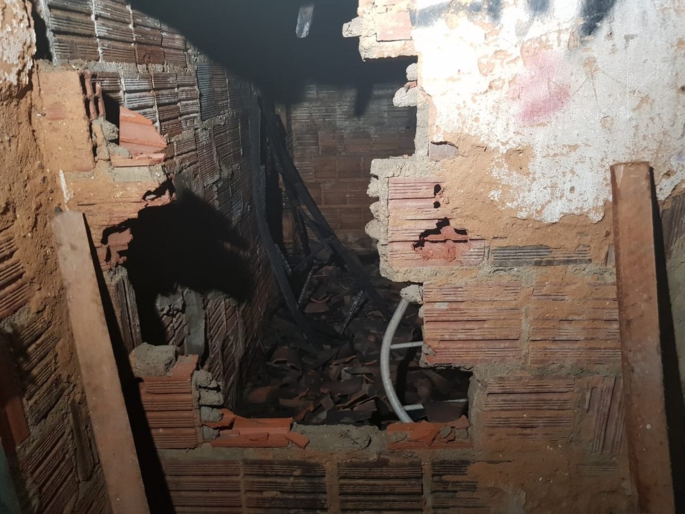 Parte da parede de uma casa vizinha foi quebrada para fazer o resgate de uma das vítimas. — Foto: Rafaela Duarte/ Sistema Verdes Mares