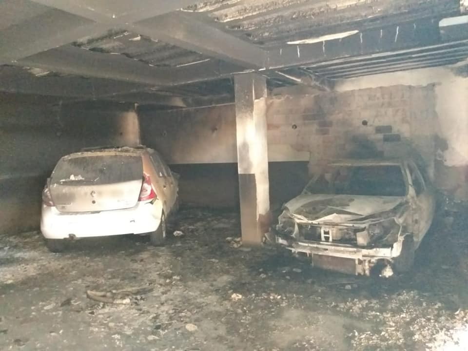 Fogo começou na garagem, com um dos carros (Foto: Divulgação/ Corpo de Bombeiros Militar)