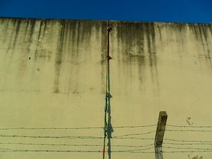 Presos usaram corda feita com lençóis para fugir de carceragem na Bahia (Foto: Carlos José/Site Voz  da Bahia)