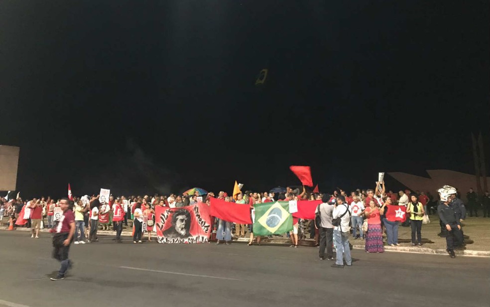 Manifestantes apoiadores do ex-presidente Lula fazem ato em frente ao STF, em Brasília (Foto: Letícia Carvalho/G1)