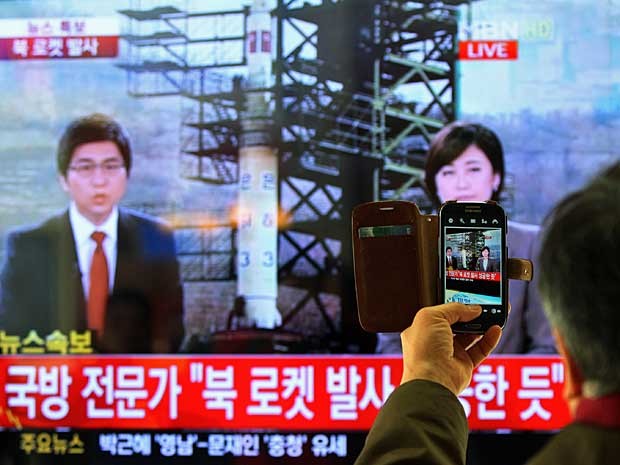 TV sul-coreana noticia sobre o lançamento de um foguete da vizinha Coreia do Norte. (Foto: Ahn Young-joon / AP Photo)