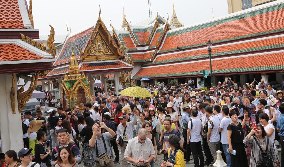 Turistas visitando o Grand Palace em Bangkok em 2016 — Foto: Reuters