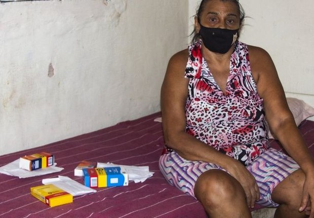 Anice Monteiro, aos 64 anos, encara o desafio de conseguir se alimentar e arcar com as despesas médicas após cateterismo (Foto: Jonas Rio via BBC Brasil)