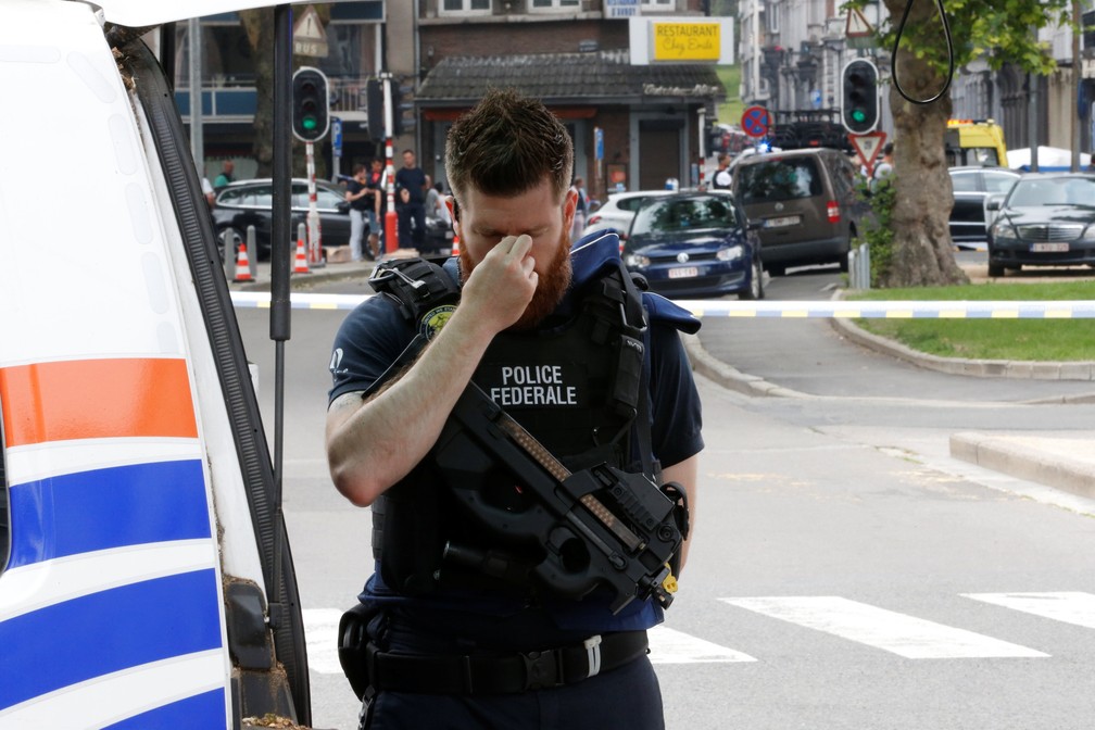 Policial Ã© visto em local de ataque em LiÃ¨ge, na BÃ©lgica (Foto: Francois Lenoir/Reuters)