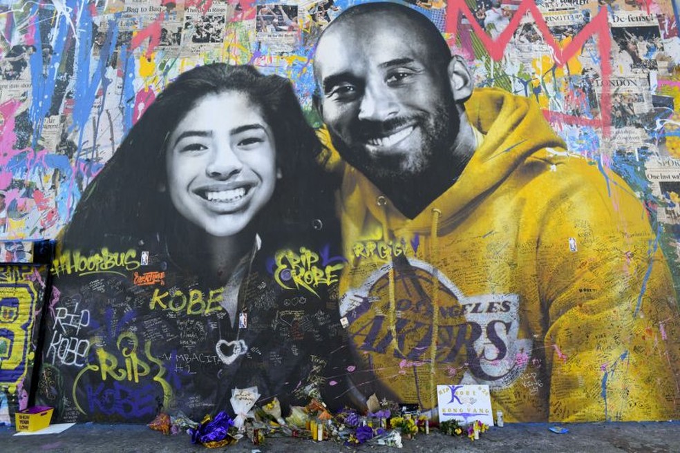 Murais em homenagem a Kobe e Gianna Bryant estão espalhados por Los Angeles — Foto: Brian Rothmuller/Icon Sportswire/Getty Images