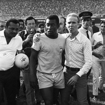 Pelé com Zagallo, técnico da seleção na época; destaque para as bolas da época — Foto: Acervo O GLOBO