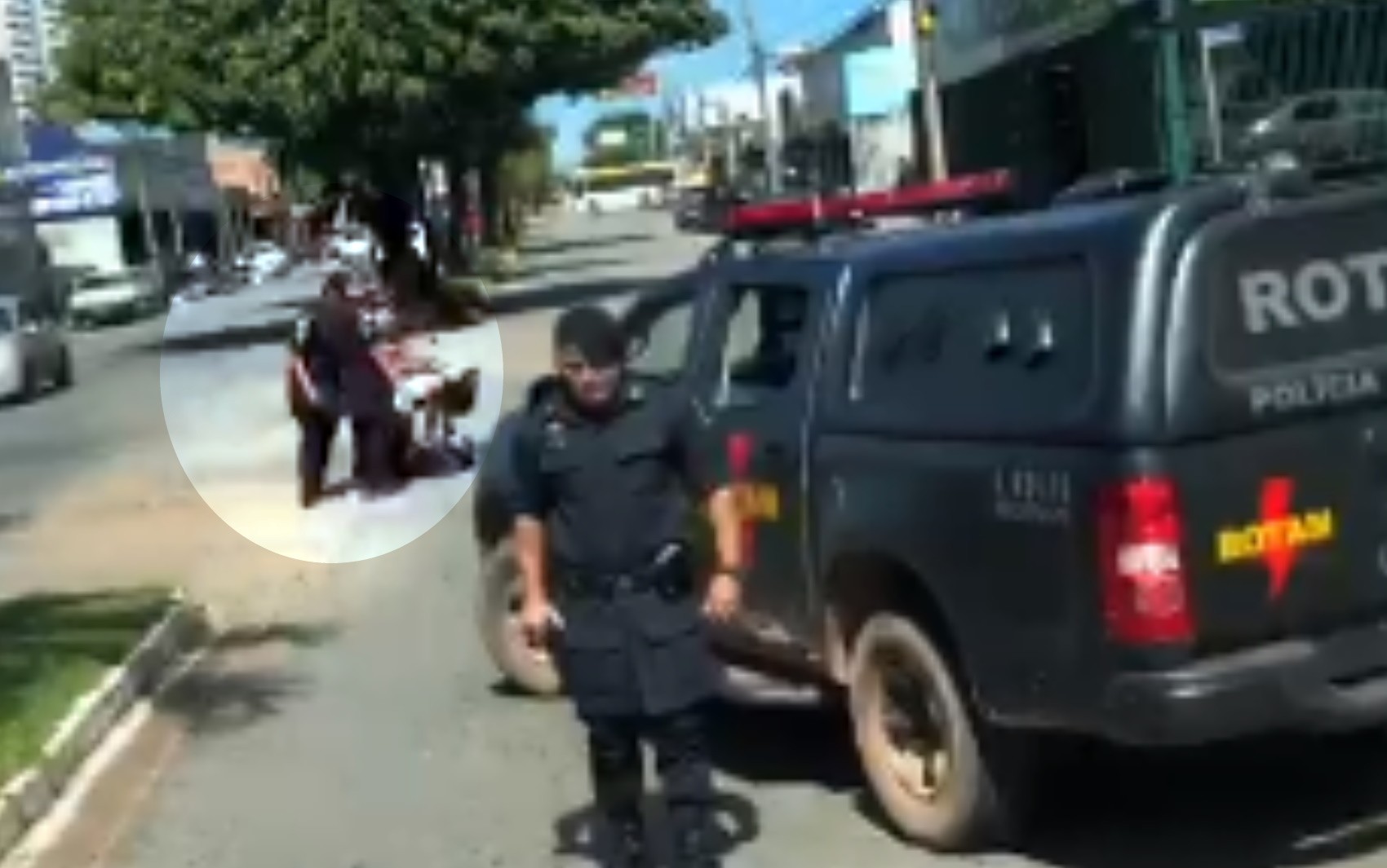 Equipe da PM bloqueia o trânsito para ajudar idoso com cadeira elétrica estragada a atravessar avenida de Goiânia; vídeo