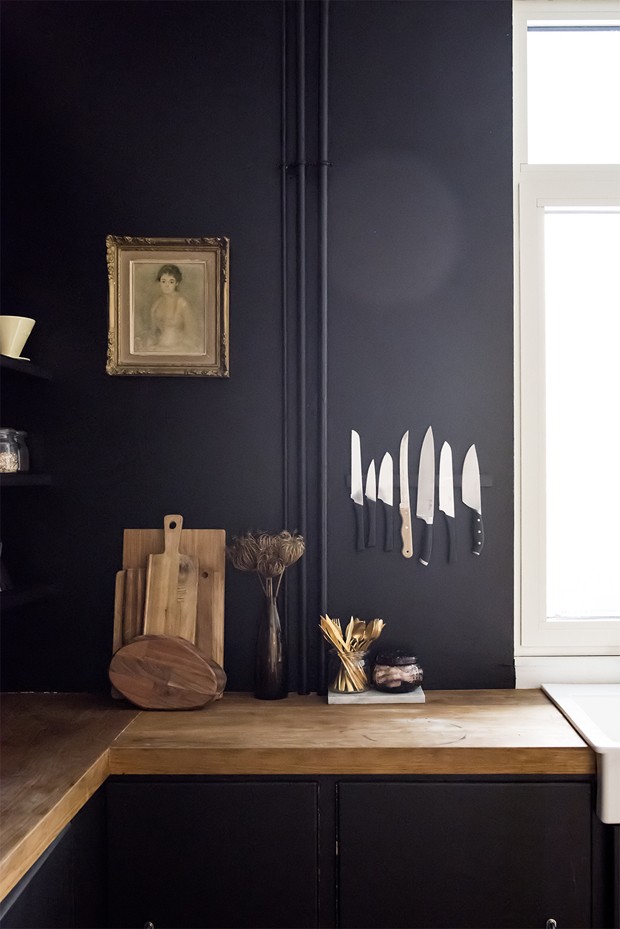Décor do dia: cozinha preta com referencias vintage e industriais (Foto: reprodução)