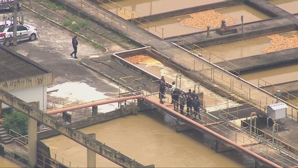 Policiais inspecionam as piscinas de tratamento do Guandu — Foto: Reprodução/TV Globo