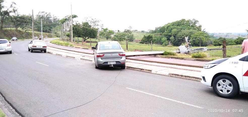 Batida derrubou poste na Avenida Raimundo Maiolini, em Presidente Prudente — Foto: Polícia Militar