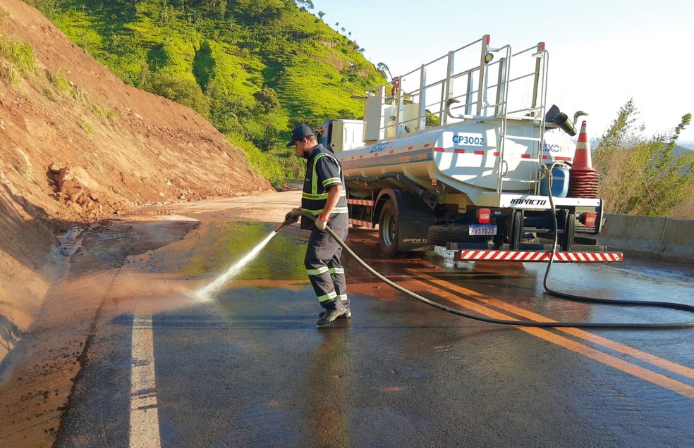 mais de 50 profissionais trabalharam na limpeza e remoção de fragmentos que caíram sobre a pista durante a operação.  — Foto: Eixo SP /Divulgação