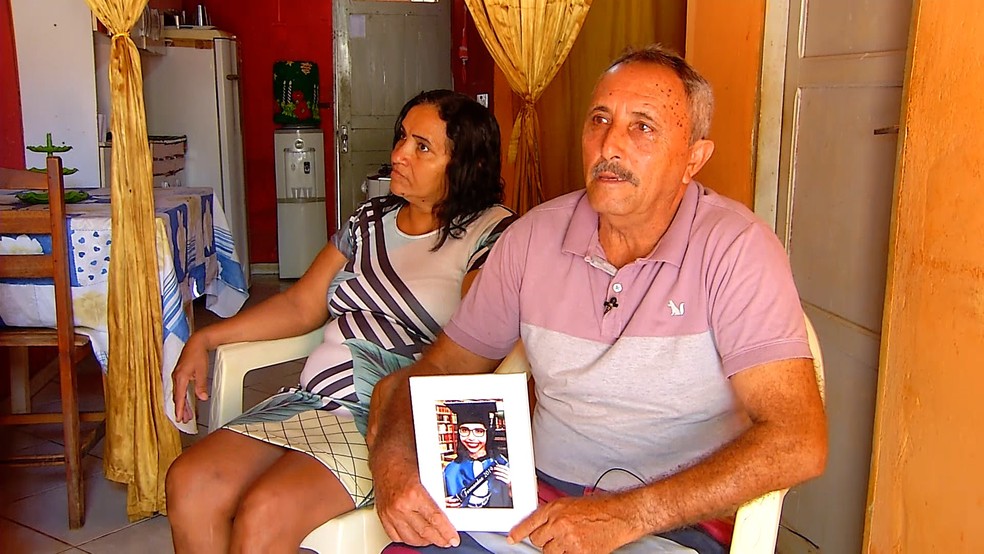 Manoel da Costa e Maria Rita são os pais de Emanuele Medeiros, que morreu durante uma brincadeira na escola em Mossoró, RN — Foto: Reprodução/Inter TV Costa Branca