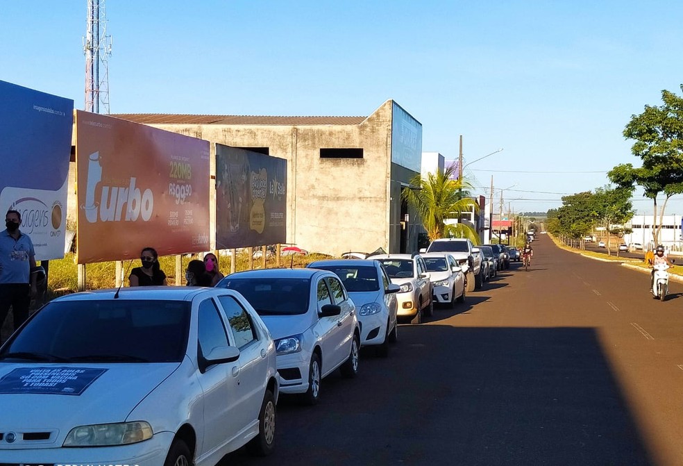 Professores fizeram carreata em Tangará da Serra (MT) — Foto: Sintep-MT