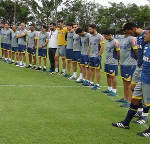 Oração une jogadores, funcionários  e jornalistas no Cruzeiro: #forçachape