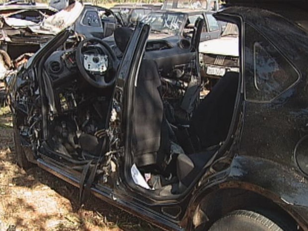 Carros ficaram destruídos após a colisão em julho de 2012  — Foto: reprodução/TV Tem