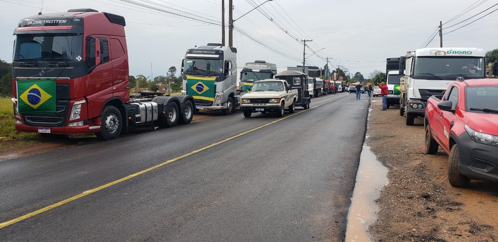 Apoiadores fazem carreata a favor de Bolsonaro em Itapetininga — Foto: TV TEM/ Reprodução 
