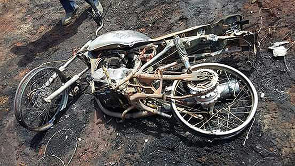 Motocicleta foi destru&iacute;da pelas chamas (Foto: Ermenson Rodrigues/Blog Panorama Not&iacute;cia/Cedida)