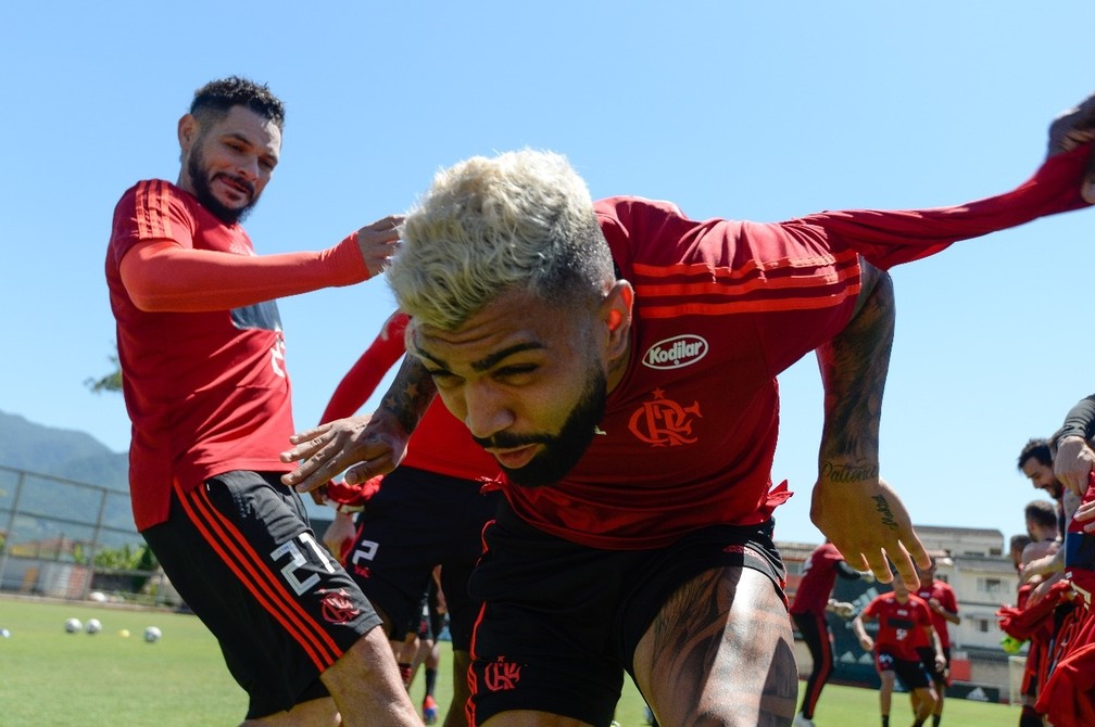Gabigol passa pelo trote no primeiro treino com o grupo completo do Flamengo — Foto: Alexandre Vidal/Flamengo