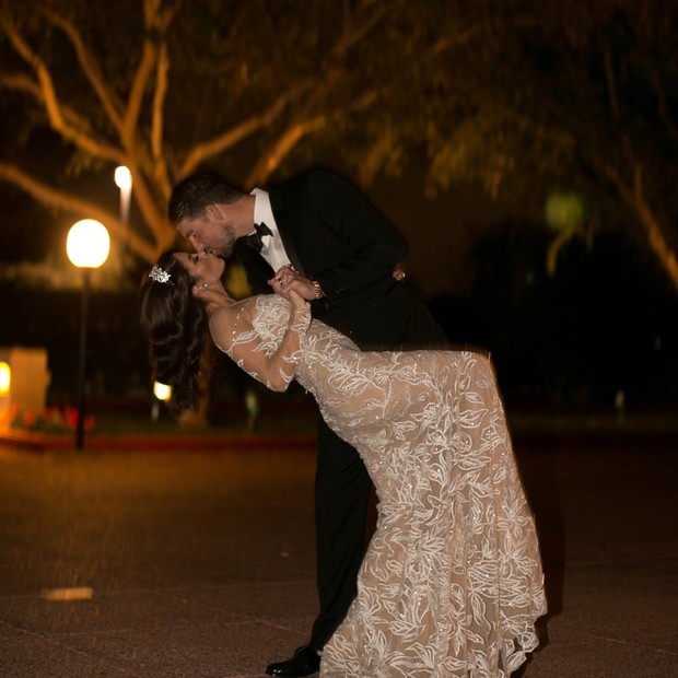 O beijo apaixonado dos noivos (Foto: Reprodução)