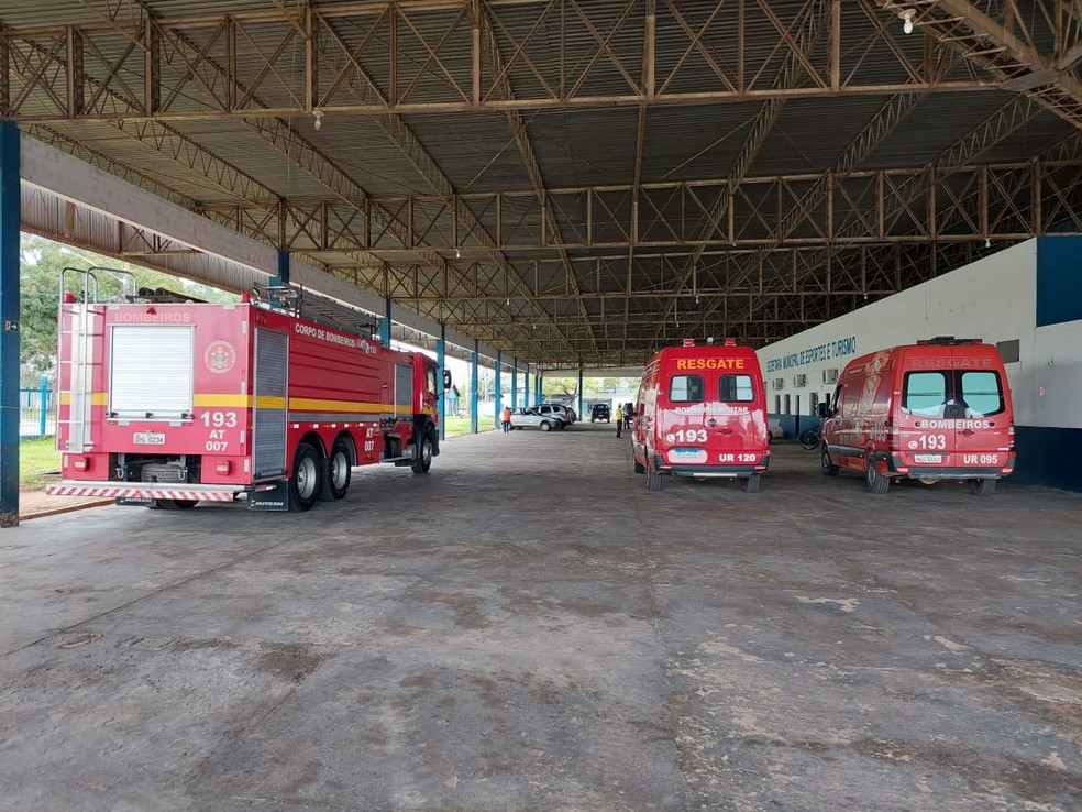 Bombeiros levam parte da estrutura de resgate para ginásio de Ji-Paraná — Foto: Rauã Araújo/Rede Amazônica